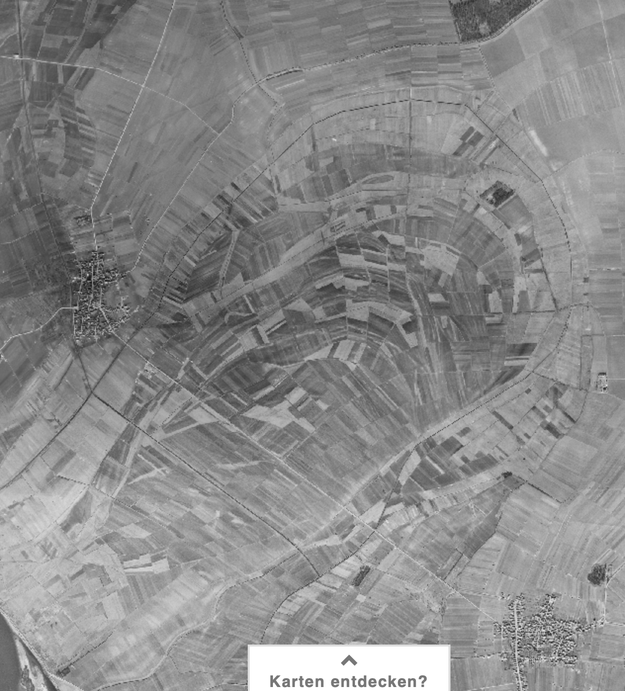 Aerial photo of Geinsheim before 1955, with the silted-up Rhein meander clearly visible